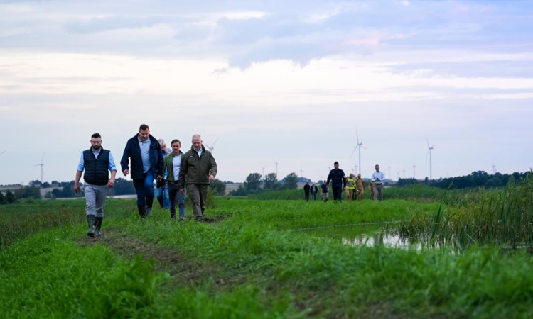 Minister Stefan Krajewski: tak jak mówiliśmy na spotkaniu z rolnikami - zdjęcia satelitarne mają sens. Zweryfikowaliśmy wielkość zalanych gruntów rolnych na Żuławach